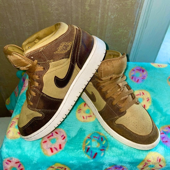 Nike Air Jordan Retro Mid Golden Harvest Sail